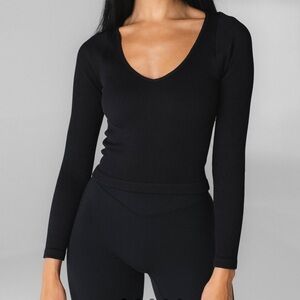 NWOT balance Athletica / vitality synergy v long sleeve in midnight